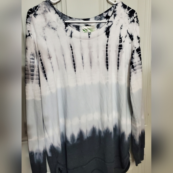 Greentea Women’s long sleeve shirt. Gray tie dye.  Size Medium Super Soft! - Picture 5 of 8